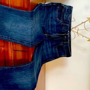 Normals jeans for kids with a dark blue outfit